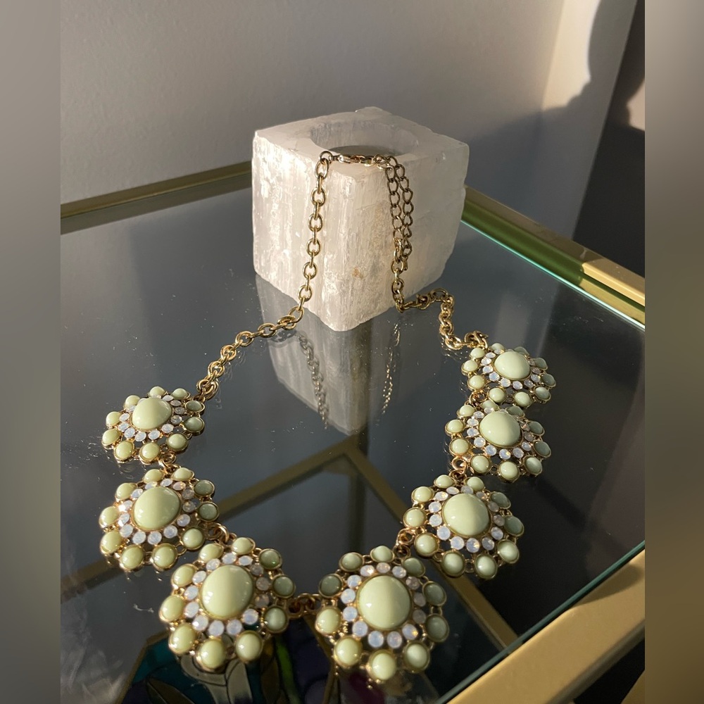 Vintage!!Gold Tone Sea-foam Green Pearl Statement Necklace!!✨⚡️🔥